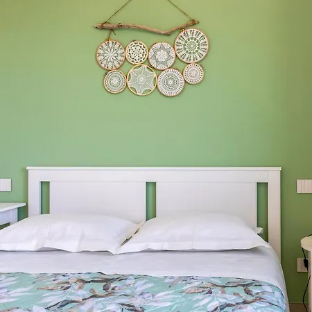 Bed and Breakfast Eyes 3*